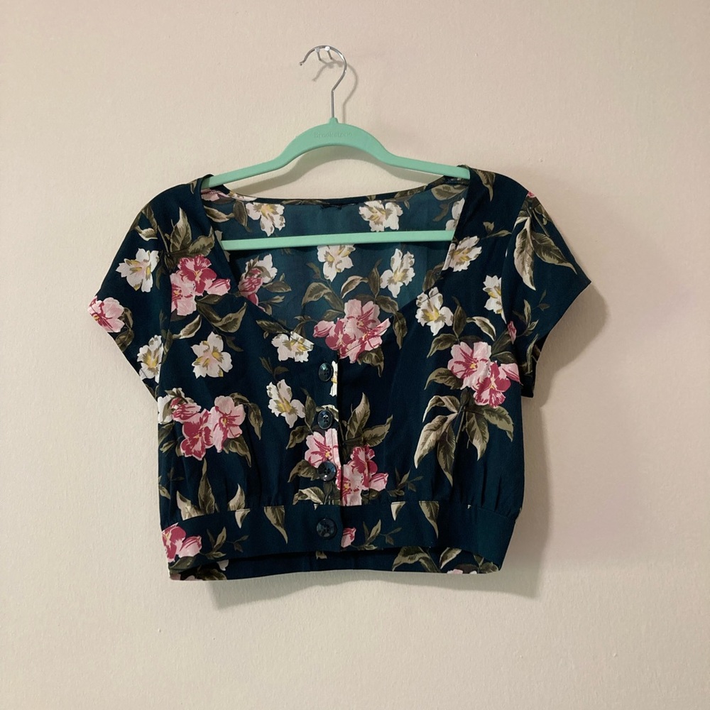 pac sun flower small crop top shirt 🌸🌺🌞🌻 good with jeans!!